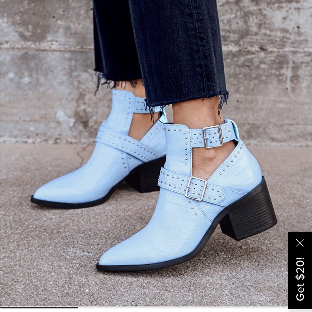 Size 9 Steve Madden Andy blue croc style